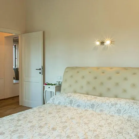 Villa La Vecchia Fonte 15, Emma Volterra