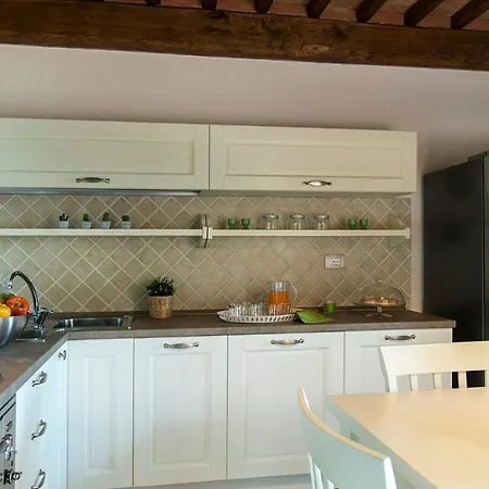 Вилла La Vecchia Fonte 15, Emma Вольтерра
