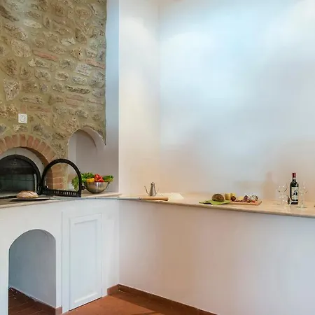 Вилла La Vecchia Fonte 15, Emma Вольтерра